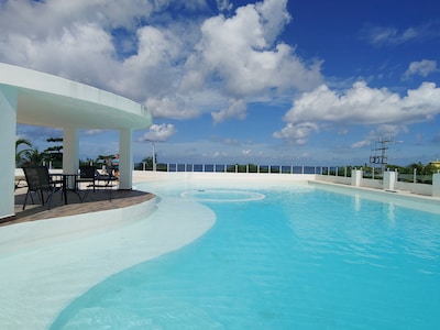 Área de entretenimiento con vista al mar y piscina para su boda de destino $ 2200 / mes LTR