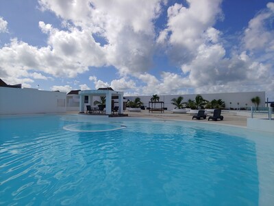 Área de entretenimiento con vista al mar y piscina para su boda de destino $ 2200 / mes LTR
