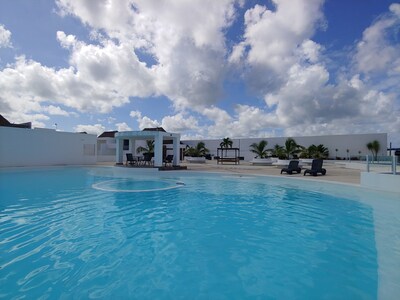 Área de entretenimiento con vista al mar y piscina para su boda de destino $ 2200 / mes LTR