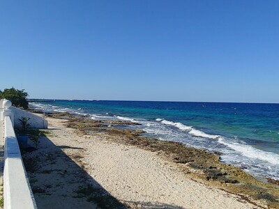 Área de entretenimiento con vista al mar y piscina para su boda de destino $ 2200 / mes LTR