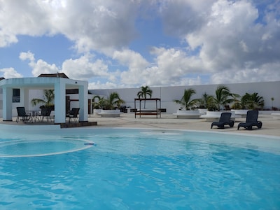 Área de entretenimiento con vista al mar y piscina para su boda de destino $ 2200 / mes LTR