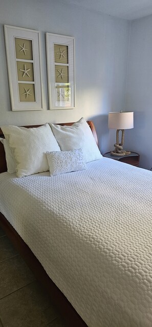 Bedroom 2
Queen bed