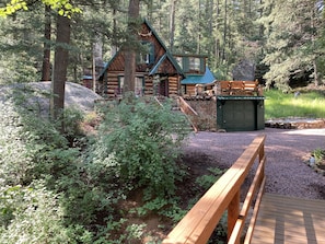 Twin Pines sits on 1.25 acres surrounded by Ponderossa Pines.