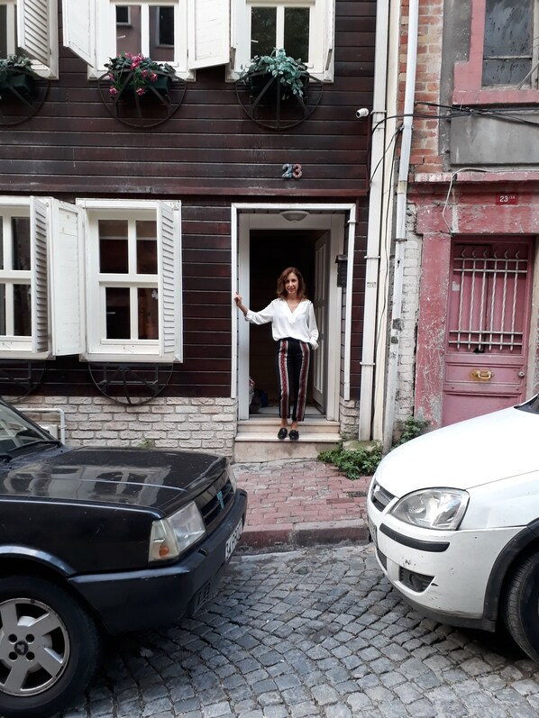 Entrance. This is Işıl, your host. Tel no:00905327405010 by WhatsApp. 
