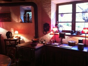 Salle à manger, cuisine, avec poêle à bois
