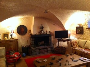 Salon avec cheminée et télévision