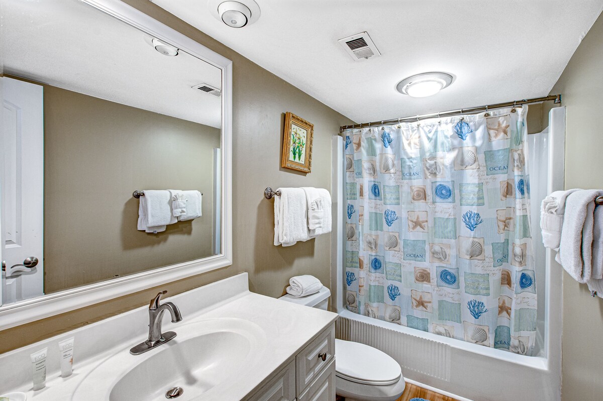 Beach villa with full kitchen, ocean/inlet views – short walk to Beach Club