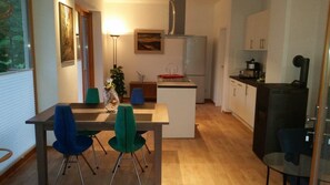 Ferienwohnung Atelier*****, 1-2 Personen, Dusche/WC, Terrasse, TV, 1 Schlafzimmer-Wohn-Küche