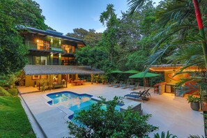Escape in the jungle with style 