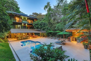 Escape in the jungle with style
