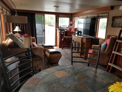 70 feet of WATERFTONT BLISS! HOUSEBOAT