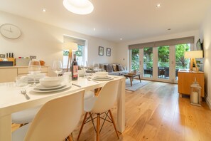 3 Sandy Lane, Carbis Bay. Ground Floor: Dining area with table seating four guests