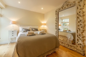 6 Sandy Lane, Carbis Bay. First floor: Enjoy a perfect nights sleep in the 4â€™6 double bed
