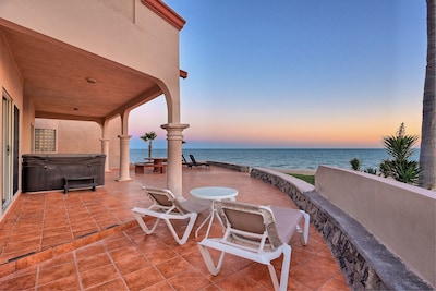 NUEVA LISTA Lujosa casa frente al mar en el agua, jacuzzi privado, parrilla, hoguera