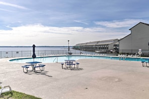 Community Amenities | Pool