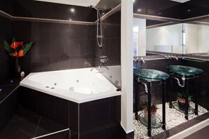 Bathroom 3 with spa