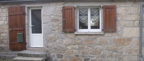 entrée de la petite maison dans le jardin avec 4 marches 
