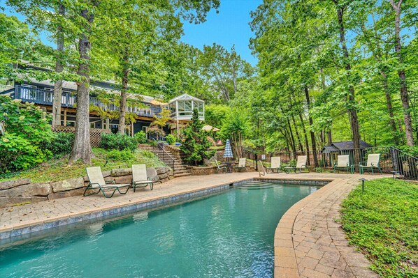 Welcome to Hidden Gem, Lounge by the pool, and soak up the sun.