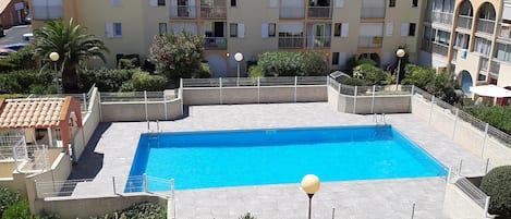 Piscine privée et vue du balcon terrasse depuis l'appartement 