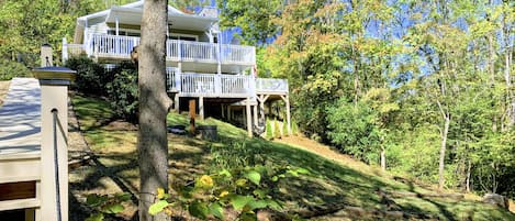 Welcome to Waterfront Paradise at Smith Mountain Lake!