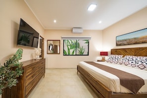 Master bedroom, king bed, ensuite, walk-in closet, air conditioning