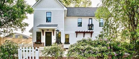 The Intown Cottage & Spa is a new construction Farmhouse American-minimalist design and sleeps six: Master BR (King), 2nd BR (Queen), and Sofa bed (Queen) common area; 3 car private parking.