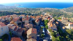 Le vieux village de Monticello - Vue sur l'île rousse