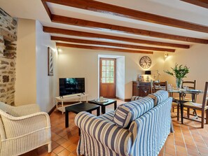 Table, Meubles, Bâtiment, Bois, Confort, Plante D'Appartement, Architecture, Éclairage, Décoration, Design Intérieur