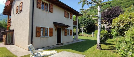 Agua, Planta, Edificio, Tiempo De Día, Propiedad, Cielo, Piscina, Azur, Árbol, Cuerpo De Agua