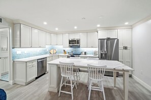 Dining & Kitchen