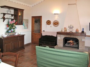 Room, Hearth, Property, Fireplace, Furniture, Living Room, Interior Design, Building, House, Floor