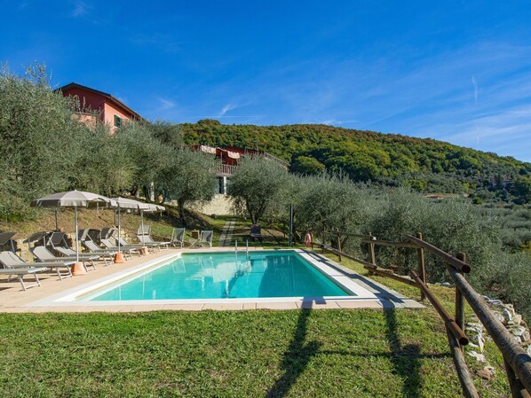 L'Eau, Ciel, Plante, Propriété, Bâtiment, Piscine, Bleu Azur, Nuage, Paysage Naturel, Arbre