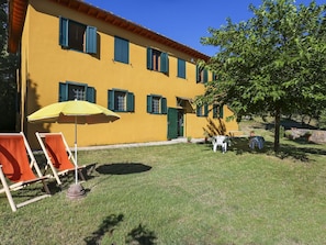 Gebäude, Pflanze, Fenster, Himmel, Baum, Schatten, Grundstueck, Haus, Stuhl, Gartenmöbel