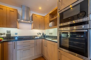 5 Four Seasons, Carbis Bay. Fully-equipped kitchen.