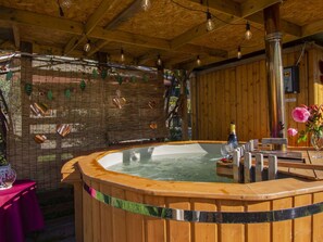 Wood, Interior Design, Architecture, Water, Leisure, Plant, Function Hall, Hardwood, Event, Ceiling