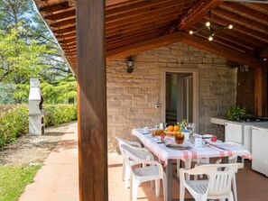 Table, Plante, Propriété, Meubles, Bâtiment, Bois, Chalet, Arbre, Design Intérieur, Chaise