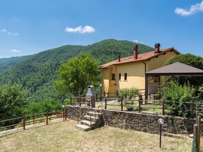 Himmel, Pflanze, Wolke, Gebäude, Eigentum, Haus, Baum, Natürliche Landschaft, Berg, Grundstueck