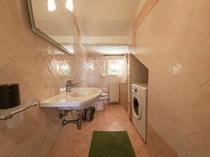 Tap, Bathroom Sink, Plumbing Fixture, Sink, Mirror, Building, Bathroom, Interior Design, Floor, Flooring
