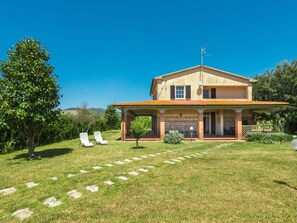 Plant, Sky, Building, Tree, Window, Natural Landscape, Land Lot, House, Grass, Shade