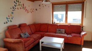 Ferienwohnung mit Kaminofen und Balkon-Wohnzimmer - Ausziehsofa