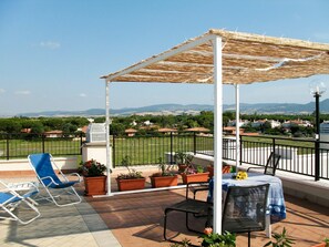 Plante, Ciel, Fleur, Pot De Fleur, Bâtiment, Ombre, Clôture, Mobilier De Jardin, Loisir, Herbe