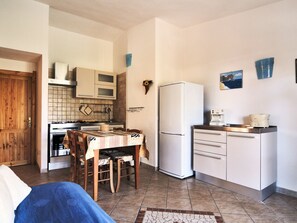 Meubles, PiÚce, Propriété, Design Intérieur, Sol, Bùtiment, Maison, Plafond, Cuisine, Jaune