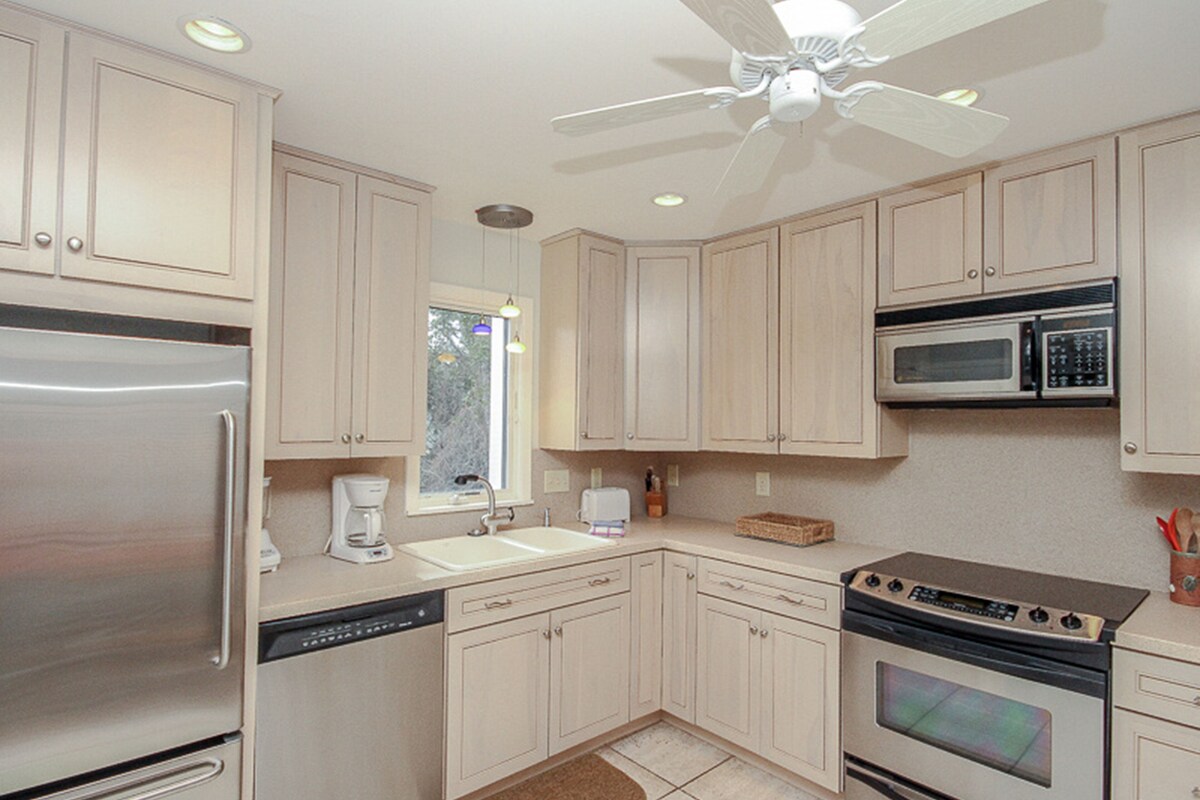 Villa with screened porch & ocean views – just across the street from the beach