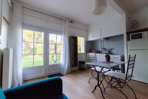 L'appartement avec vue sur le parc arboré.