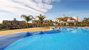 5 bedroom townhouse with communal pool in the Crest A436 - 3