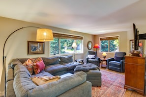 Living Room | Free WiFi | Smart TV | YouTube TV