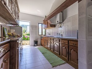 Countertop, Cabinetry, Eigentum, Möbel, Gebäude, Küche, Herd, Schublade, Interior Design, Küchengerät