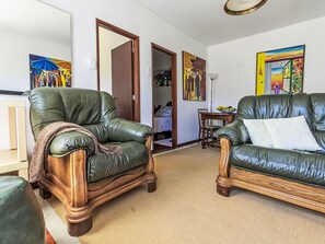 Möbel, Bilderrahmen, Eigentum, Komfort, Couch, Holz, Beleuchtung, Interior Design, Wohnzimmer, Flooring