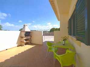 Ciel, Propriété, Bâtiment, Nuage, Meubles, Chaise, Ombre, Fenêtre, Plante, Bois