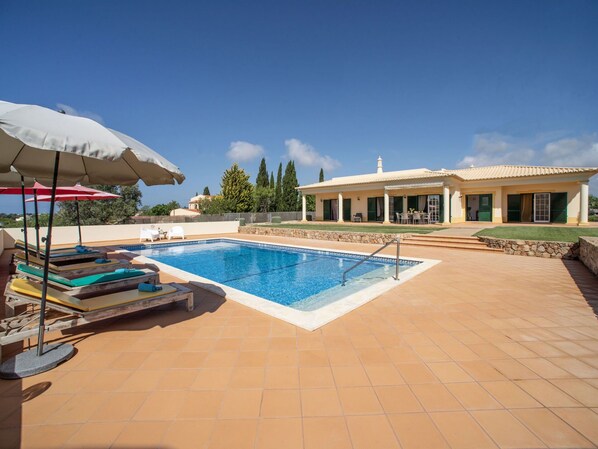 Ciel, L'Eau, Nuage, Piscine, Bleu Azur, Plante, Bâtiment, Ombre, Mobilier De Jardin, Immobilier